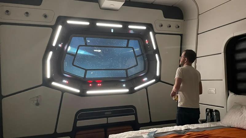 I stayed at the Star Wars Hotel in Disney!The immersion is amazing and the best!But high, but the best, but expensive ...