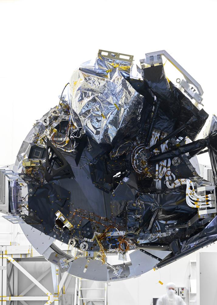 ダークエネルギーの謎の解明を目指し、ユークリッド宇宙望遠鏡が組み立てられている 