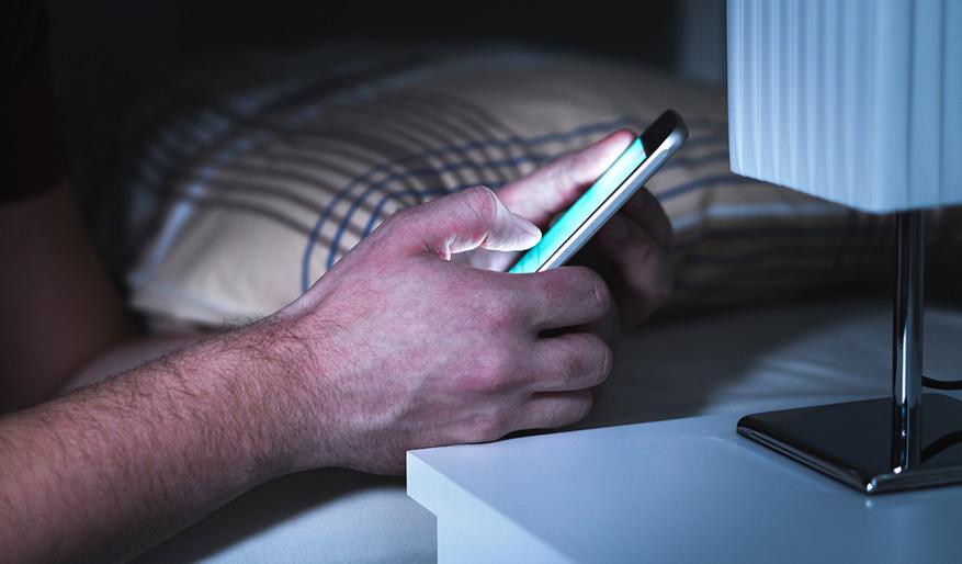 Study: Using the phone before bed enhances the 'vindictive sleep procrastination' dilemma