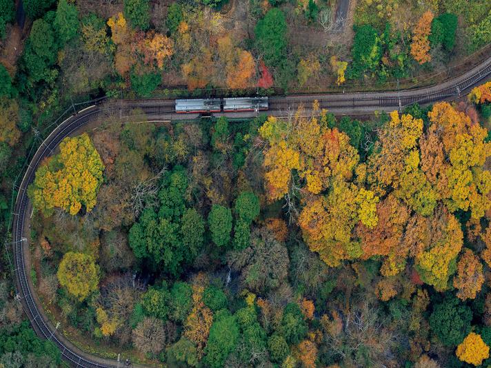 北海道から鹿児島まで！空から見た「鉄道×紅葉」絶景ショット