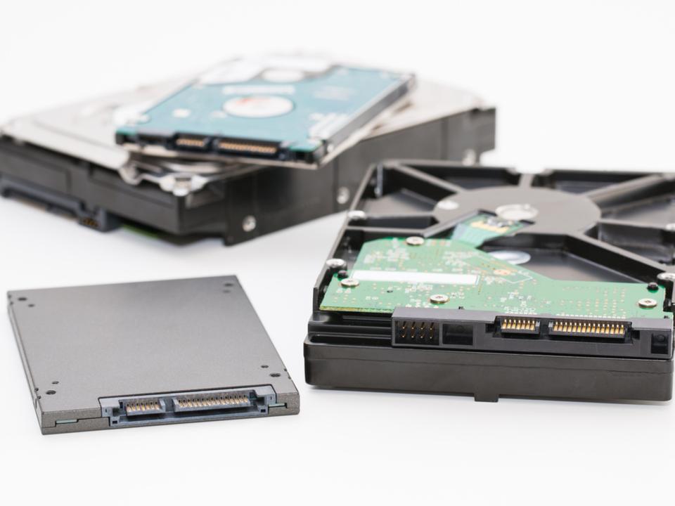 外付けSSD／HDDやNAS、こんな風に使ってます。ギズ編集部のストレージ周りを紹介