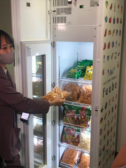 県内の食品メーカーから発生する食品ロス削減に向けて新潟県庁舎内に食品ロス削減無人販売機「fuubo（フーボ）」を設置