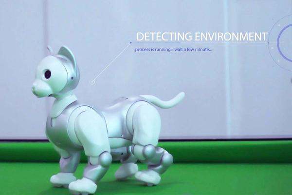 aiboのライバル？ 猫型ロボット「Maicat」は家電を自動コントロール