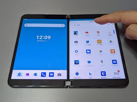 「Surface Duo 2」で電子書籍を試す。文庫本のように半開きでの保持も可能、ページめくりも片手でできる 