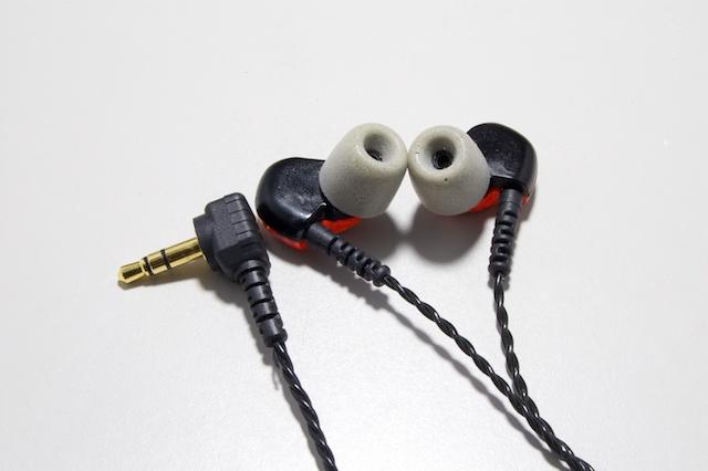 UM1 Team Edition: Earphones where you can listen to the midrange and vocals comfortably.Limited model of Westone.