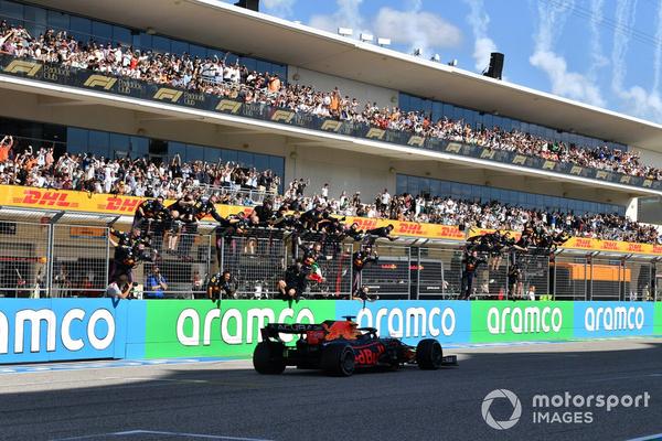 レッドブル代表、最終局面でフェルスタッペンの前方に現れた周回遅れに一喜一憂「ピットウォールに緊張が走った」