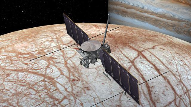 木星の衛星エウロパの内部を探るNASA探査機「エウロパ・クリッパー」組み立て開始 
