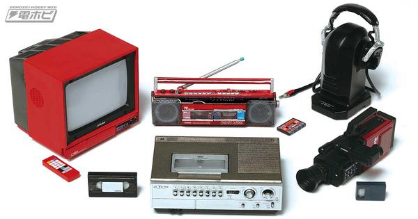 テレビやVHSビデオカセッターなど、ビクターの昭和レトロな製品が公式ミニチュアフィギュア化！なんとカセットテープの出し入れなども再現!!