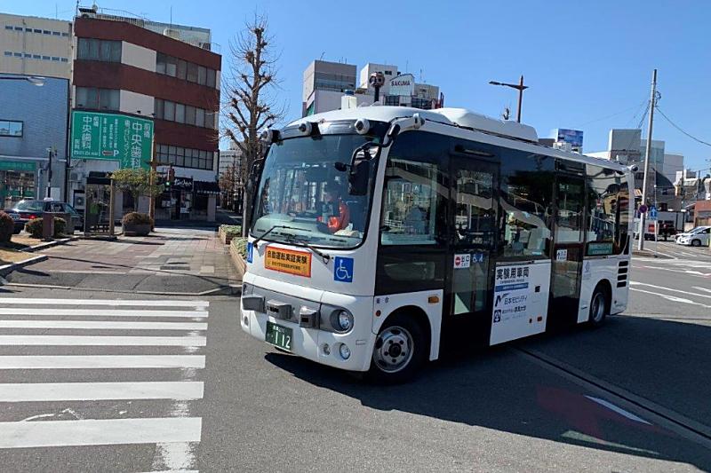 ローカル５Ｇで公道走る「自動運転バス」、どんな技術が使われている？