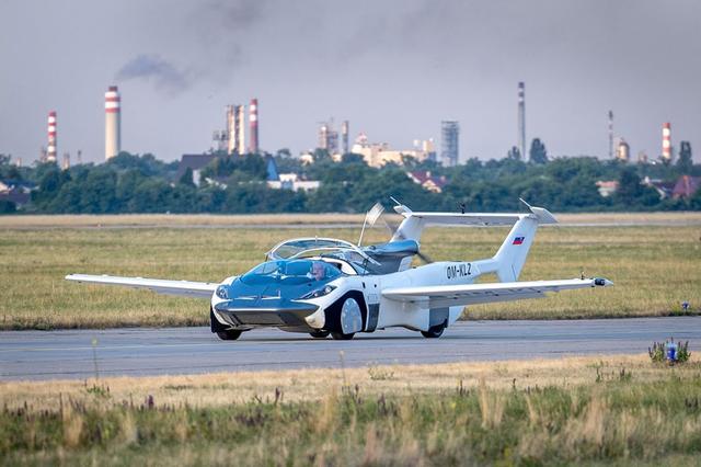 In the video .. the invention of the first car in the world that can fly for 40 hours