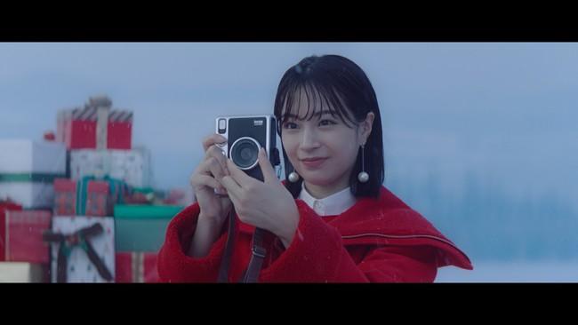 広瀬すずさんがサンタクロースに！ instax“チェキ”新TVCM 「クリスマスプレゼント2021」篇 