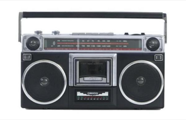 レトロな外観だがBluetooth対応！　最新式ラジカセ「SCR-B5」で少年時代を思い出す 