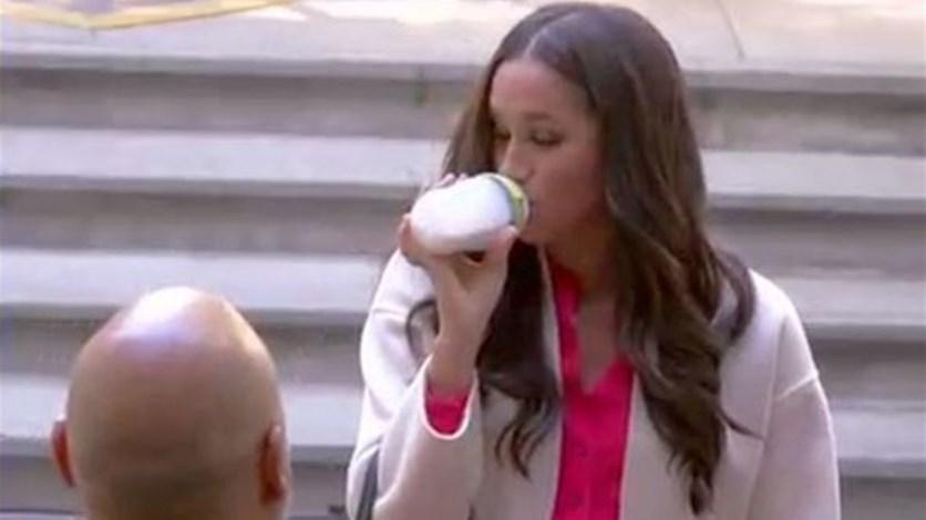 ميغان زوجة الأمير هاري تشرب الحليب من زجاجة أطفال في الشارع.. فيديو 