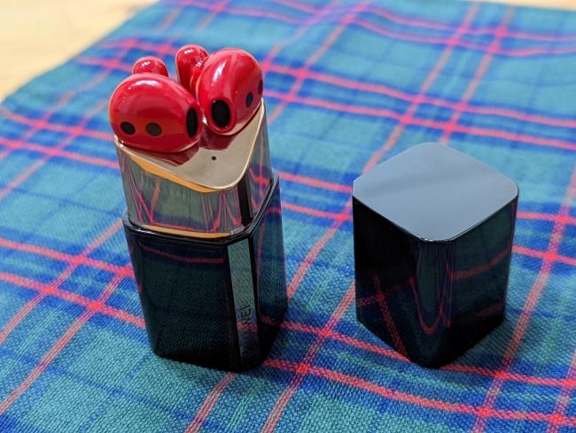 Huawei's lipstick type complete wireless earphone "Freebuds Lipstick" that she will be happy to give to a gift