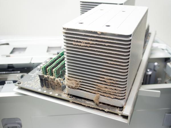 ホコリたっぷり！　PC掃除術のキホンは吹き飛ばし