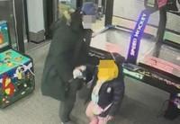 Father who stole tablet PC in front of daughter ... Arrested on surveillance camera = South Korea