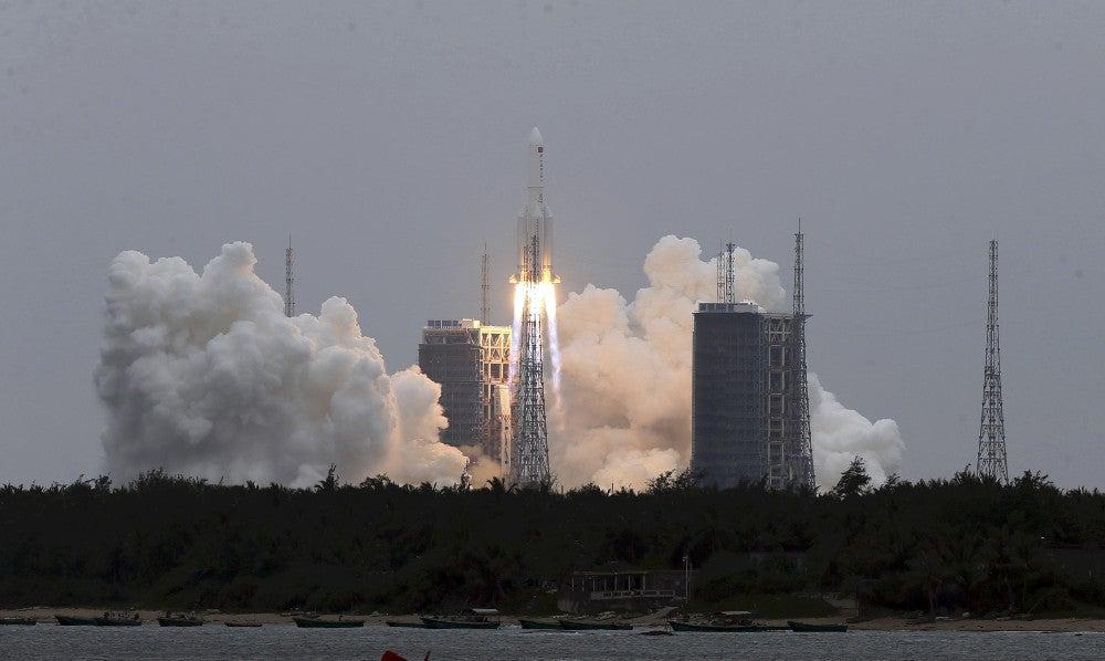 中国ロケットの残骸、近く地球落下へ　過去に前例あり 