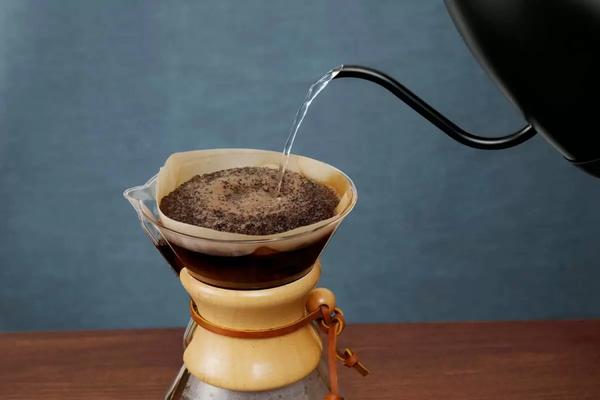 手で淹れるコーヒーがプロの味に⁉︎ ハンドドリップのために作られたティファールの電気ケトル 