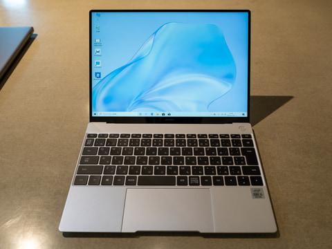 ファーウェイ、重量約1kgの13型ファンレスモバイルノート「MateBook X」を発表