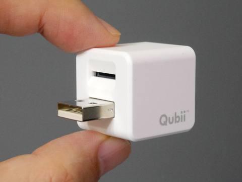 iPhoneの充電中に写真データをmicroSDに自動バックアップする「Qubii」 