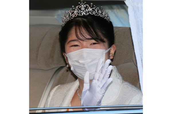 Princess Aiko flash photography lifted at coming-of-age ceremony Strong awareness of ``standing in front of the people'' title=