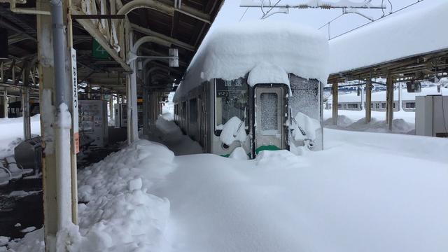 大雪で電車が埋まるとどうなるか。運転再開までの手順について