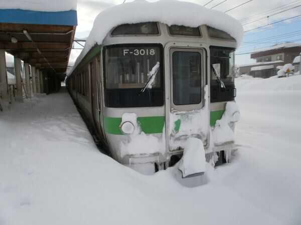 大雪で電車が埋まるとどうなるか。運転再開までの手順について 