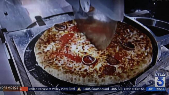 ピザ好き注目！カリフォルニアの企業が、お好みの生地、ソース、チーズ、トッピングを選んで約3分で焼きたてピザを作れる「ピザ自販機」を発表