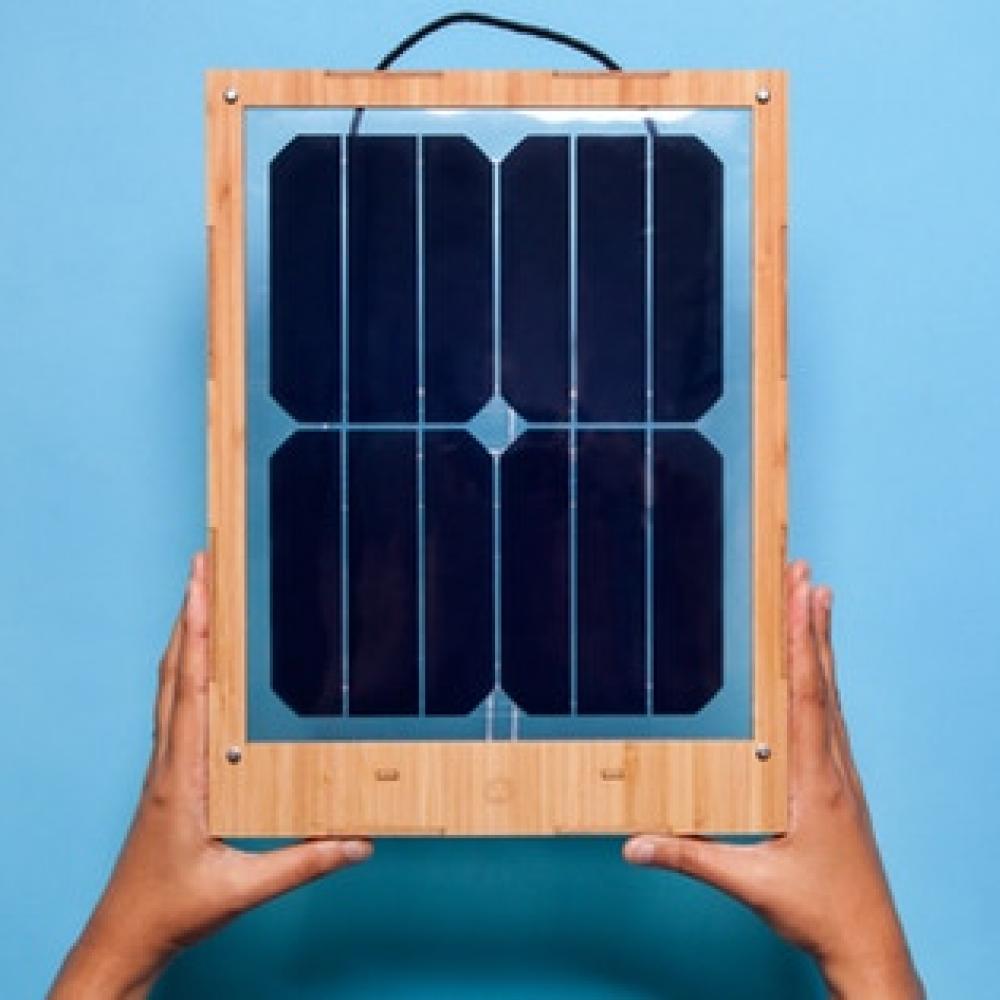 窓に掛けるだけで充電できる！デザイナーソーラーパネル「Window Solar Charger」がオシャレ 