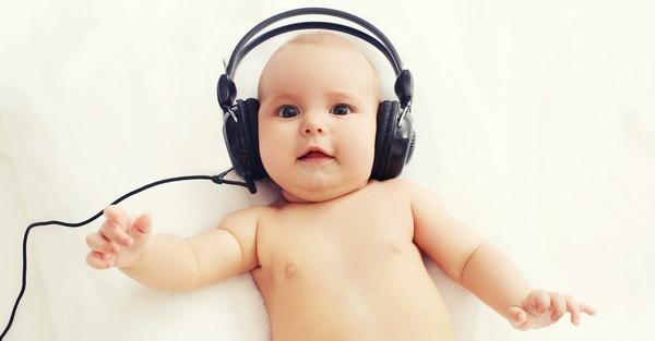 متى يبدأ الأطفال السمع بعد الولادة؟