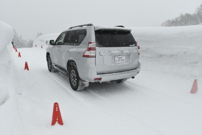 4WD going uphill on a snowy road Even if it is strong, it is difficult to stop on downhills!Comparison of 2WD and climbing and braking performance Company release 