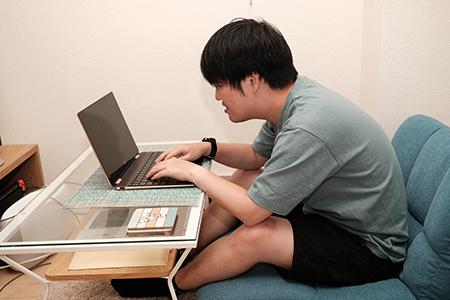 在宅勤務の“デスク無い問題”、ノートPCのデスクトップ化で解決？ 