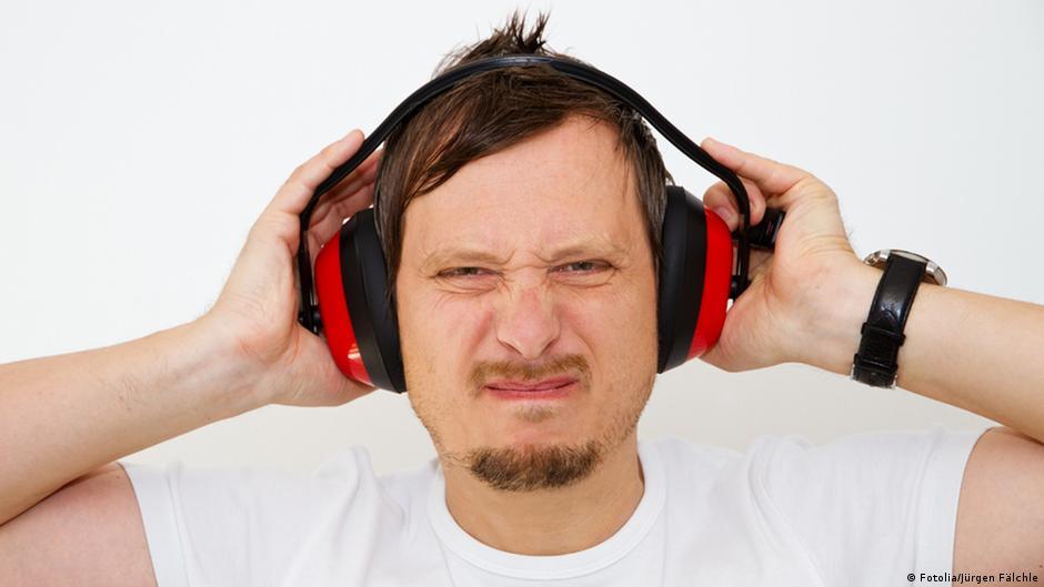 هتقول ياريت ما استخدمتها.. أضرار مخيفة لاستعمال سماعات الأذن ونصائح ستحميك من فقدان السمع