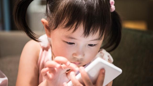 Children who watch a smartphone for more than one hour a day need to be careful.