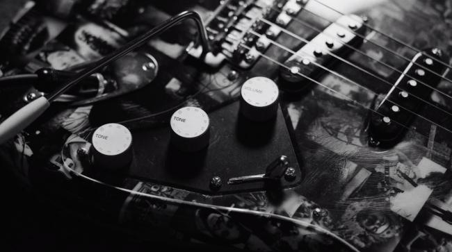 THE POLICEのギタリスト、アンディ・サマーズがライカで撮影した写真作品をラッピングした特別なシグネイチャーギターを発表。 企業リリース  