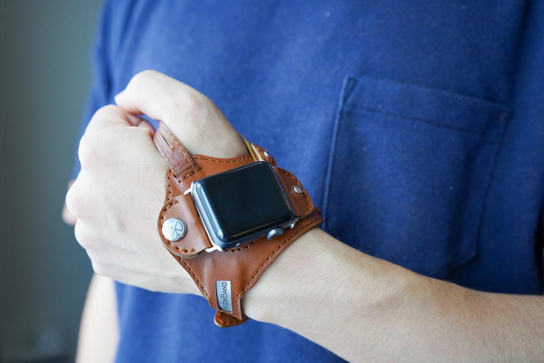 I tried the genuine leather smart watch belt "Ergon Band" attached to the back of the hand