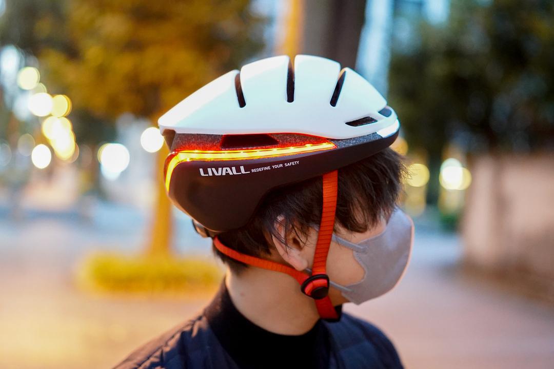  Firmly appeal to turn and stop!I tried a smart helmet that can reduce the danger at night