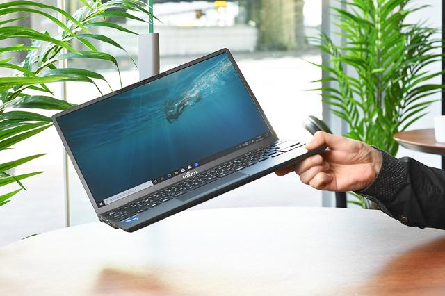 異次元の軽さ。738gのノートが仕事を変える! 先進の静脈認証、5G対応も。富士通「LIFEBOOK U9311/F」 