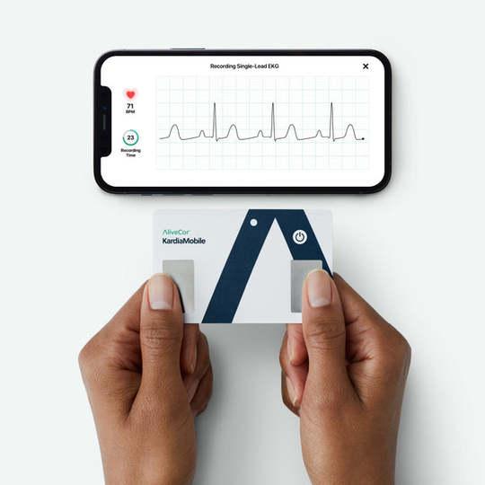 An electrocardiograph that fits in your wallet. A card that measures an electrocardiogram and displays it on a smartphone when held in both hands.