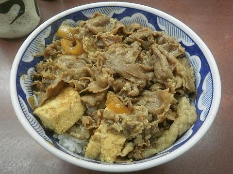 「吉野家」の牛丼はなぜ、“牛肉とタマネギだけ”なのか 