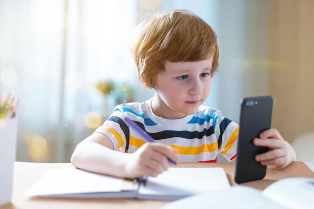 7 things to know before giving your child his first phone