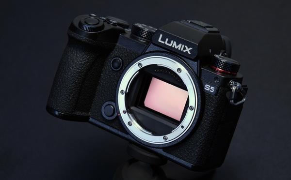 パナソニックが小型軽量フルサイズカメラ「LUMIX S5」発表 = 実機写真レポート 