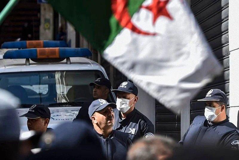 مغاربة ضحايا "الهجرة السرية" يعيشون الجحيم في المعتقلات الجزائرية