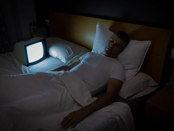 Sommeil : pourquoi il vaut mieux dormir dans l'obscurité (et pas devant la télé allumée)