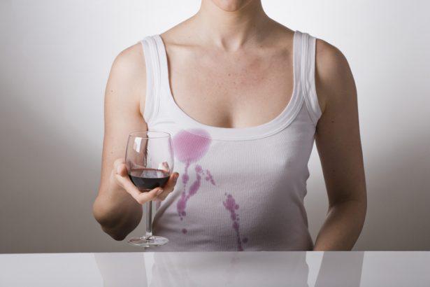 Nettoyage taches de vin rouge : 12 astuces hyper efficaces pour les enlever !