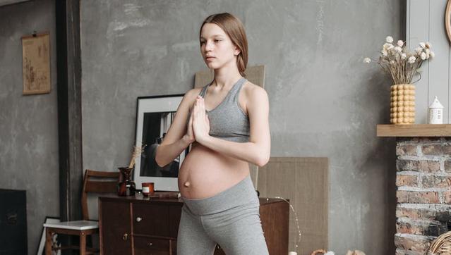 Faire du sport pendant la grossesse serait bon pour soi et le bébé (mais chiller aussi)