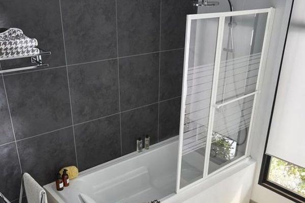 Quel pare-baignoire choisir pour protéger sa salle de bain des éclaboussures ? 