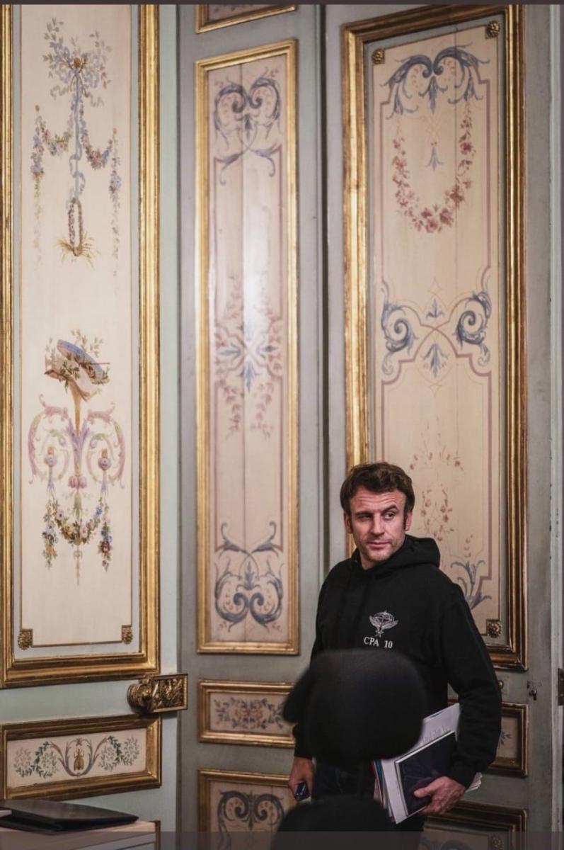 War in Ukraine - These official photos of Emmanuel Macron at the Elysée, badly shaved and in sweatshirt, who annoy the opposition: "He takes himself for the Ukrainian president, Volodymyr Zelensky"