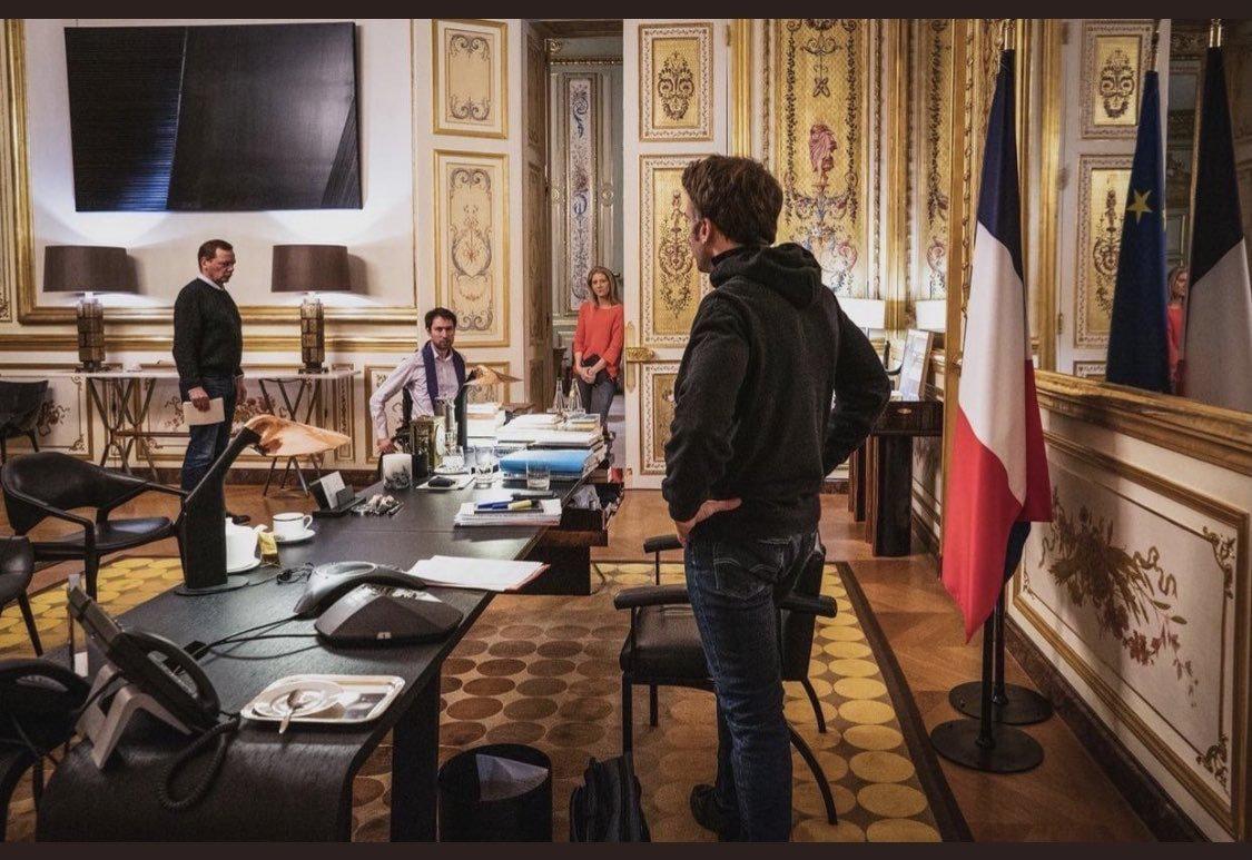Guerre en Ukraine - Ces photos officielles d'Emmanuel Macron à l'Elysée, mal rasé et en sweat-shirt, qui agacent l'opposition : 