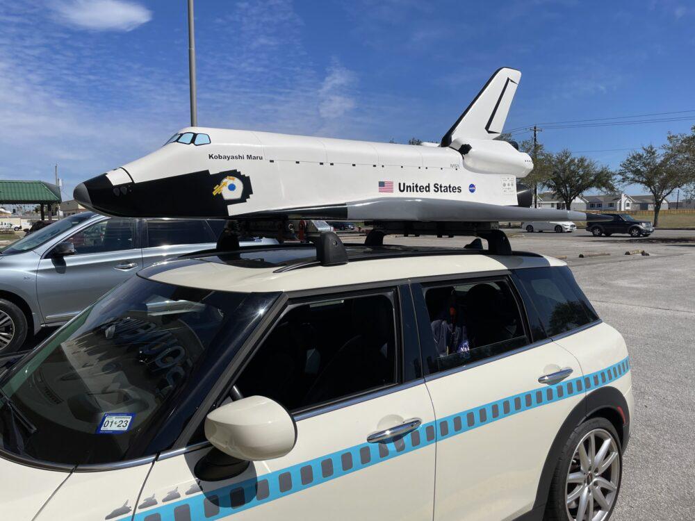 Esta réplica del transbordador espacial es el auto artístico más perfecto de Houston